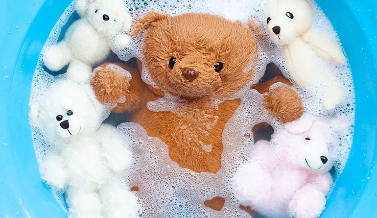 Cara Membersihkan Kain Velvet pada Boneka dengan Aman dan Efektif