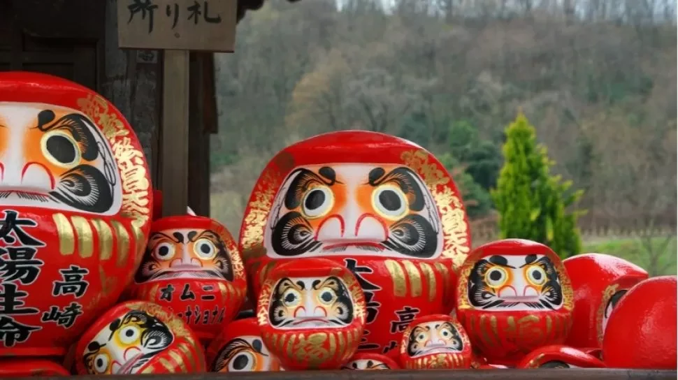 implikasi-budaya-dan-modernisasi-boneka-daruma - Boneka Tradisional Daruma Jepang Asli: Sejarah & Filosofi Lengkap