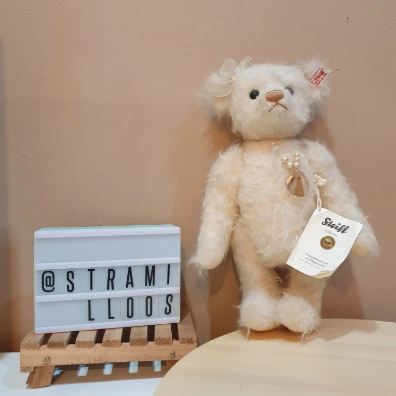 memilih-dan-membeli-boneka-limited-edition-yang-te - Cara Merawat Boneka Limited Edition Agar Awet dan Tetap Cantik