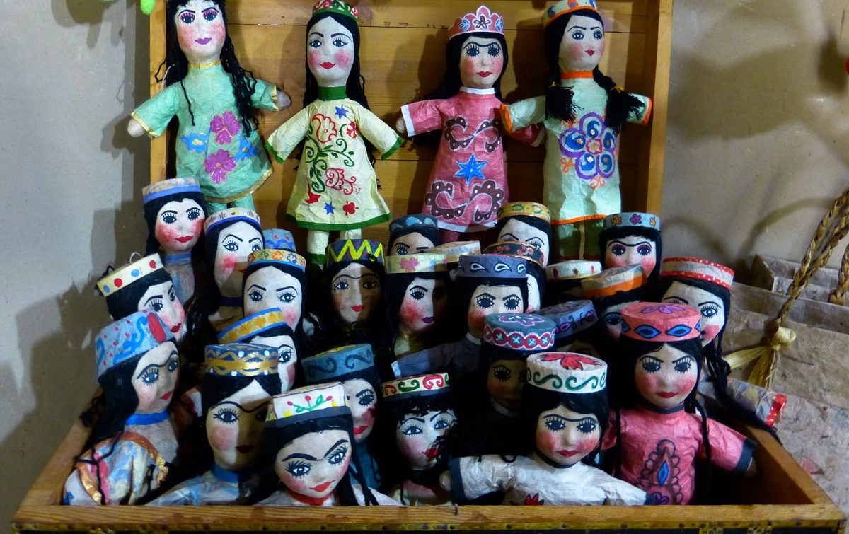 pelestarian-dan-tantangan-boneka-tradisional-di-er - Boneka Tradisional Indonesia Asli dan Makna Budayanya Lengkap