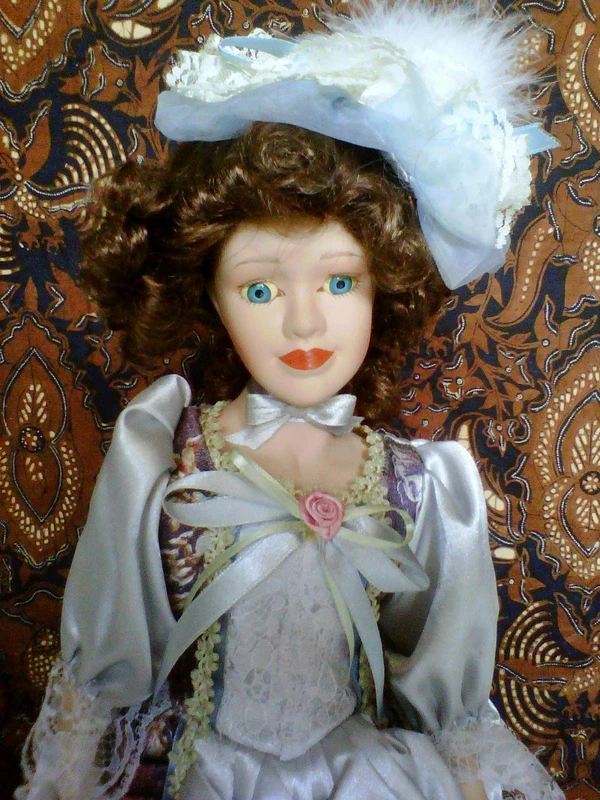 perawatan-dan-penyimpanan-boneka-porselen-antik - Panduan Lengkap Boneka Porselen Antik Eropa dan Cara Cek Keaslian