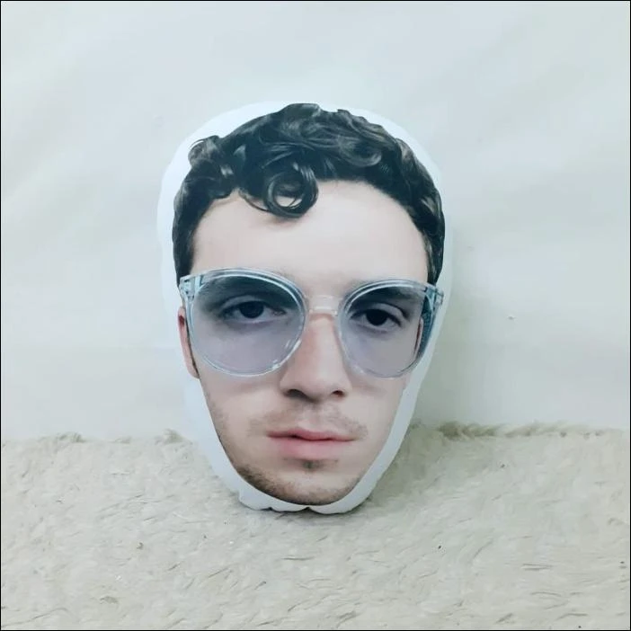 faq-pertanyaan-umum-tentang-boneka-foto-wajah-cust - Cara Membuat Boneka Foto Wajah Orang Spesial dengan AI