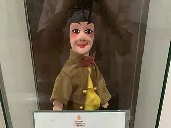 Sejarah & Makna Boneka Tradisional Prancis Guignol Lengkap